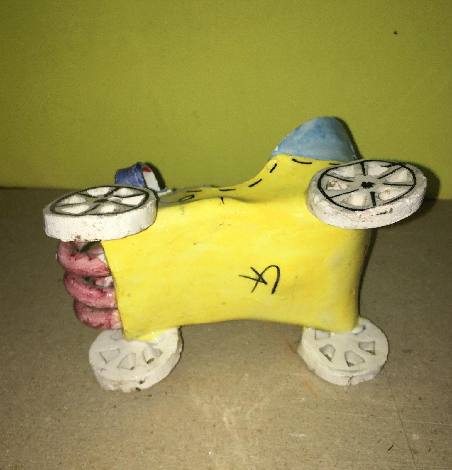 Soprammobile In Ceramica Policroma A Forma Di Automobile d'Epoca, Siglata CA