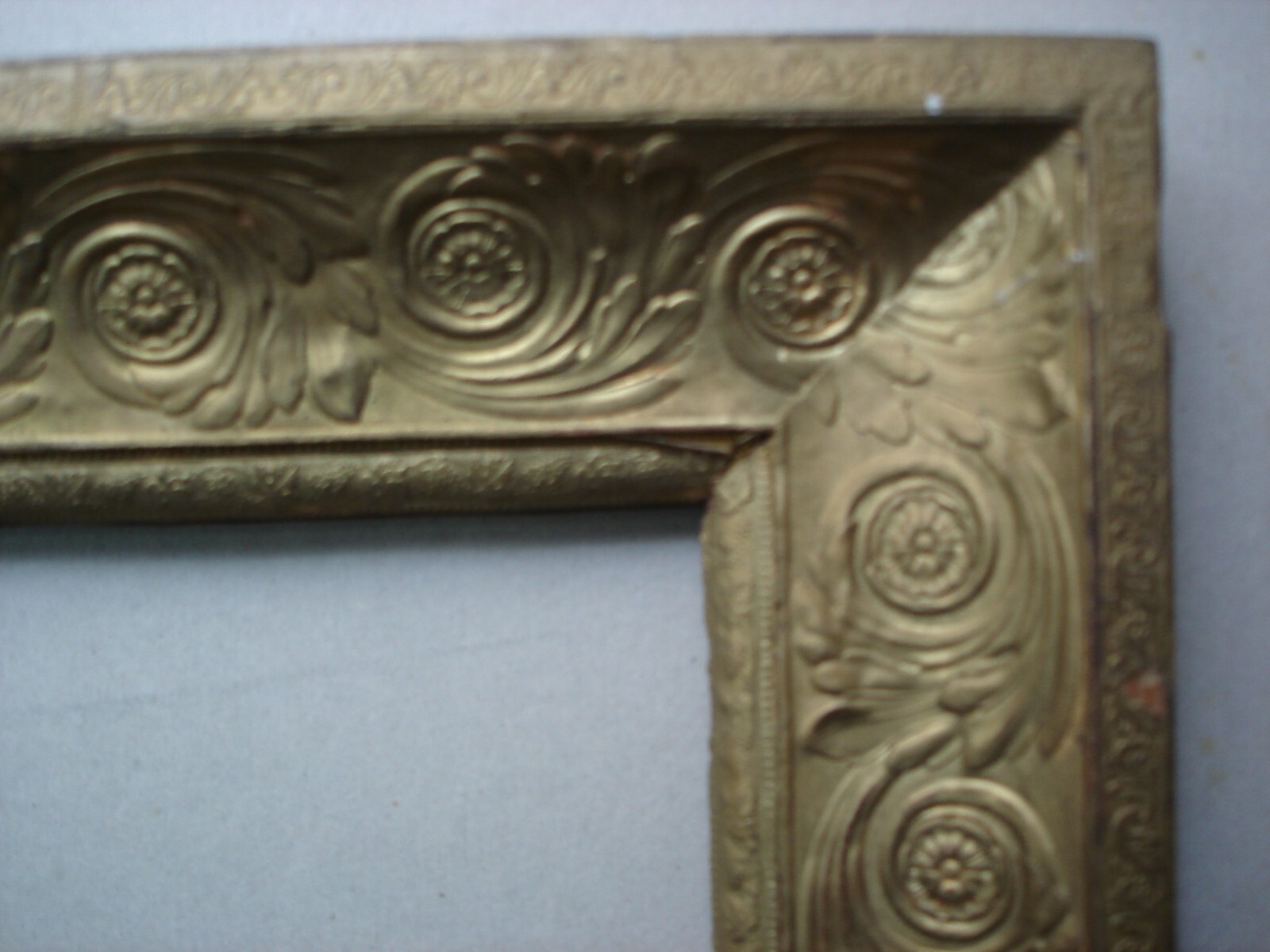 Antica Cornice Decorativa In Legno E Carta Dorata