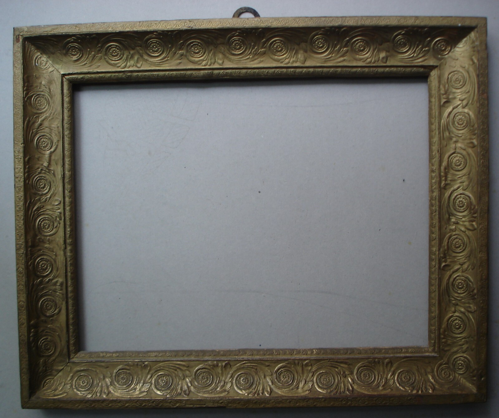 Antica Cornice Decorativa In Legno E Carta Dorata