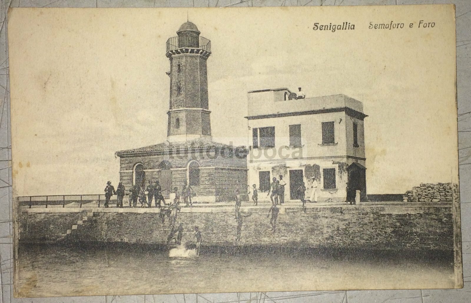Marche, Senigallia: Animata Veduta Del Porto Con Faro E Tuffi In Mare. Cartolina, 1928