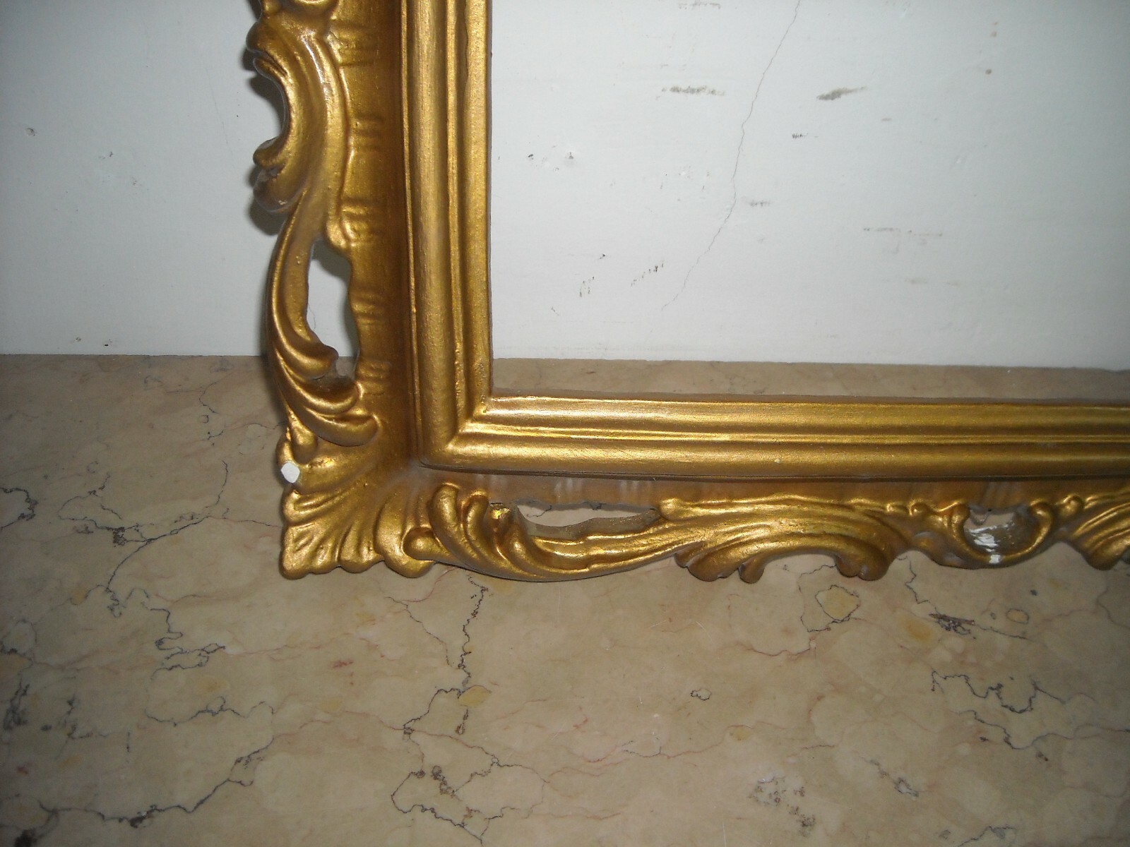 Cornice Dorata In Gesso Con Decorazioni Vegetali A Rilievo
