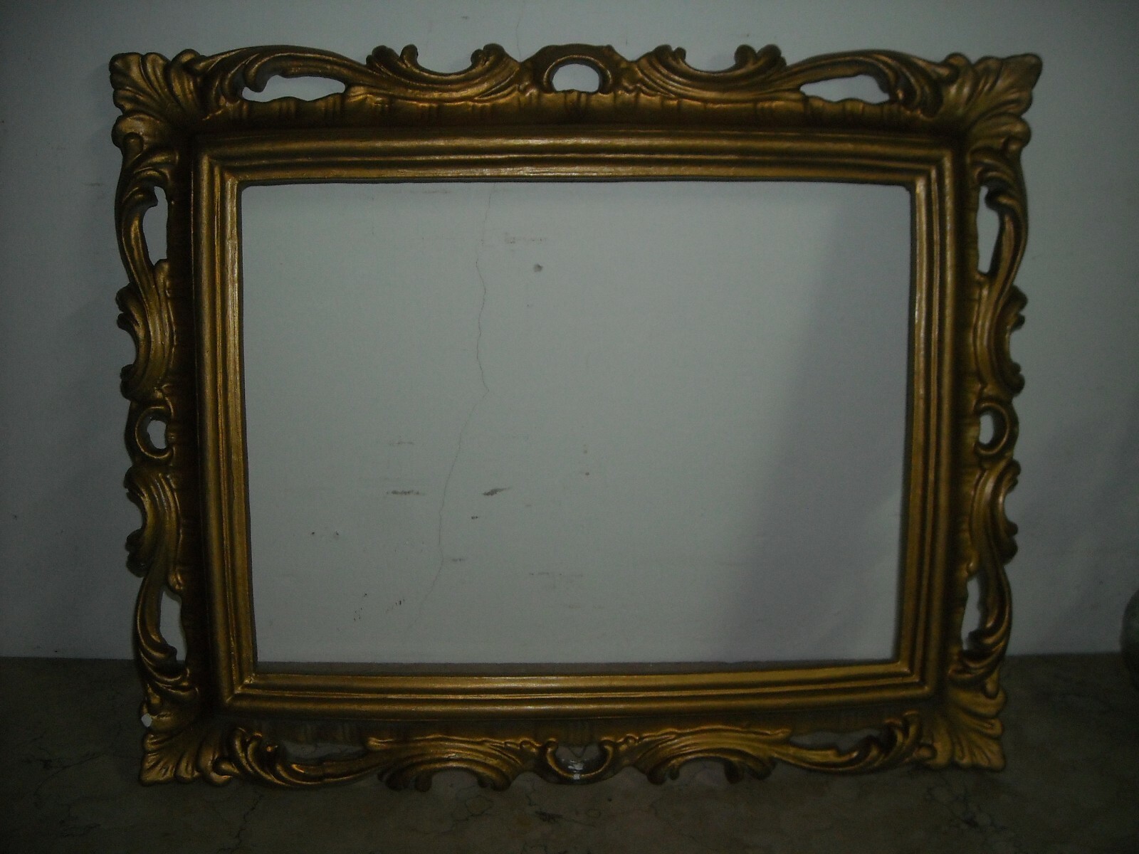 Cornice Dorata In Gesso Con Decorazioni Vegetali A Rilievo