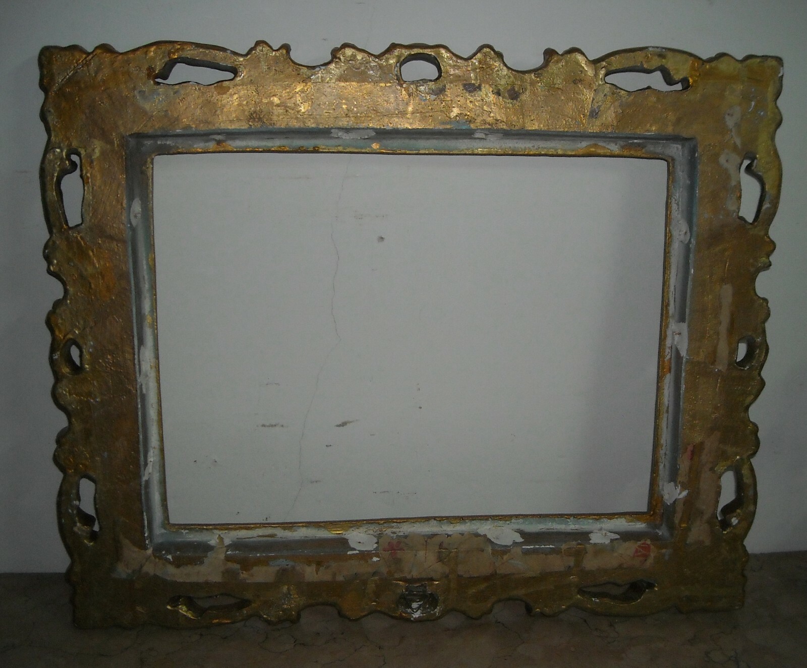 Cornice Dorata In Gesso Con Decorazioni Vegetali A Rilievo