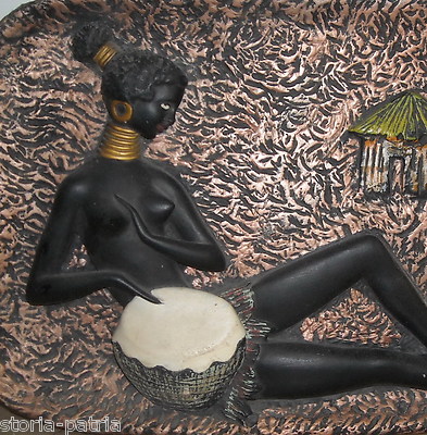Africa: Scena Folklorica Locale Con Giovane Donna, Tamburo E Capanne