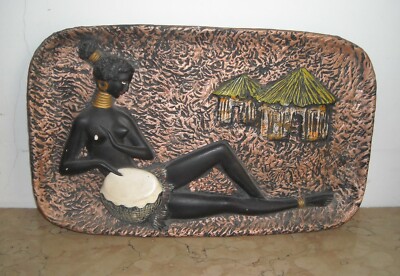 Africa: Scena Folklorica Locale Con Giovane Donna, Tamburo E Capanne