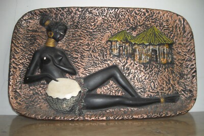 Africa: Scena Folklorica Locale Con Giovane Donna, Tamburo E Capanne