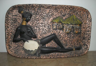 Africa: Scena Folklorica Locale Con Giovane Donna, Tamburo E Capanne