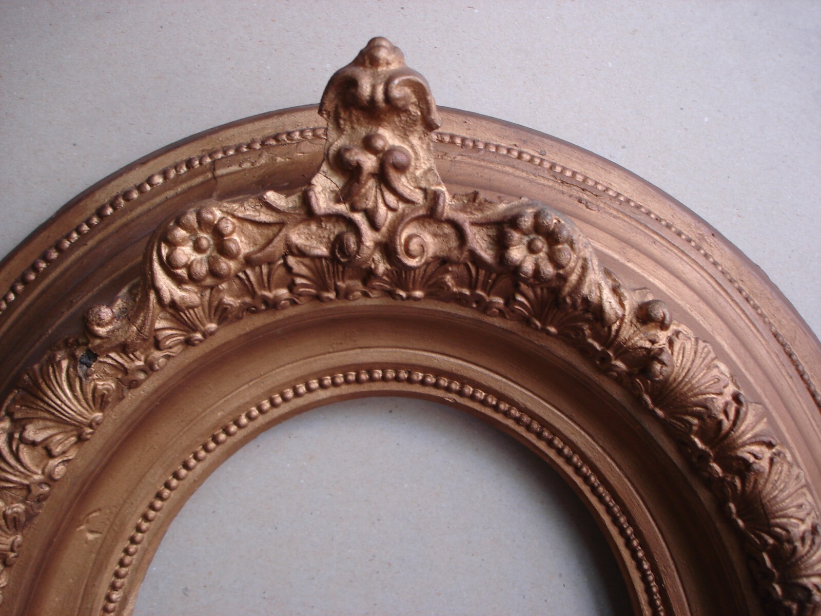 Cornice Ovale Decorativa Con Cimasa Dorata Per Dipinti E Specchi