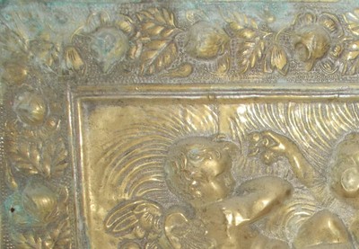 Pannello Decorativo In Metallo Sbalzato Con Angioletti E Motivi Floreali, Stile Liberty