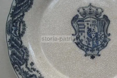 Arte Araldica: Stemma Gentilizio su Piatto Decorativo in Ceramica