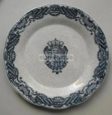 Arte Araldica: Stemma Gentilizio su Piatto Decorativo in Ceramica