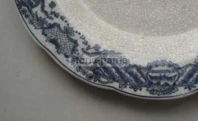 Arte Araldica: Stemma Gentilizio su Piatto Decorativo in Ceramica