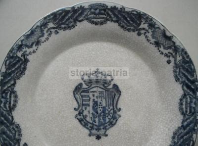Arte Araldica: Stemma Gentilizio Su Piatto Decorativo In Ceramica
