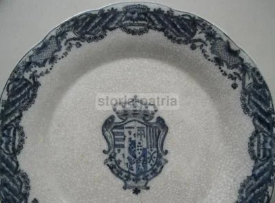 Arte Araldica: Stemma Gentilizio su Piatto Decorativo in Ceramica