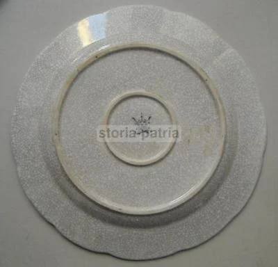 Arte Araldica: Stemma Gentilizio su Piatto Decorativo in Ceramica