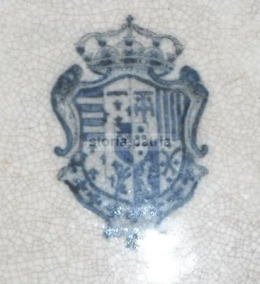 Arte Araldica: Stemma Gentilizio su Piatto Decorativo in Ceramica