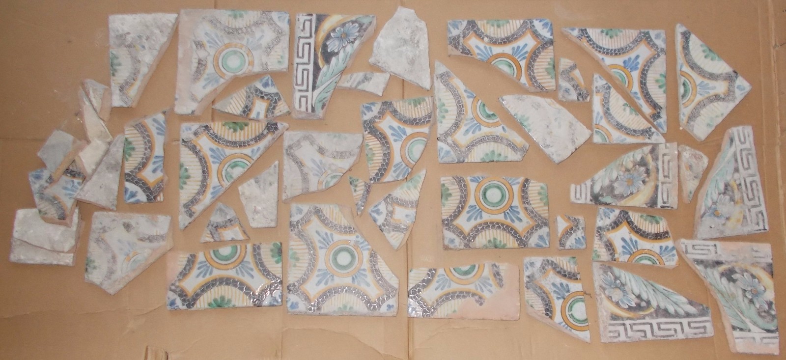Arte, Artigianato, Ceramiche, Maioliche, Riggiole: Insieme Di Antichi Frammenti Utili