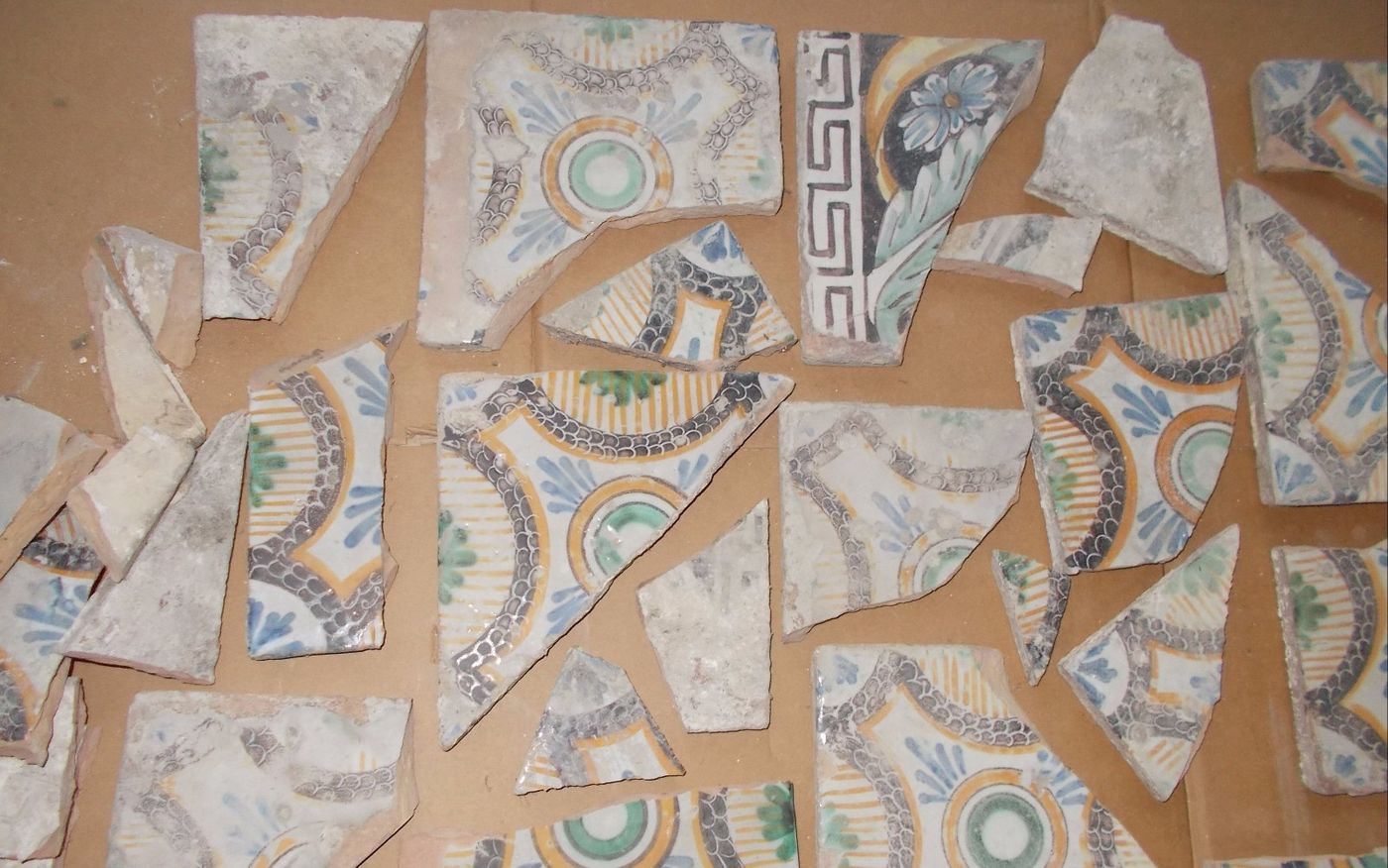 Arte, Artigianato, Ceramiche, Maioliche, Riggiole: Insieme Di Antichi Frammenti Utili