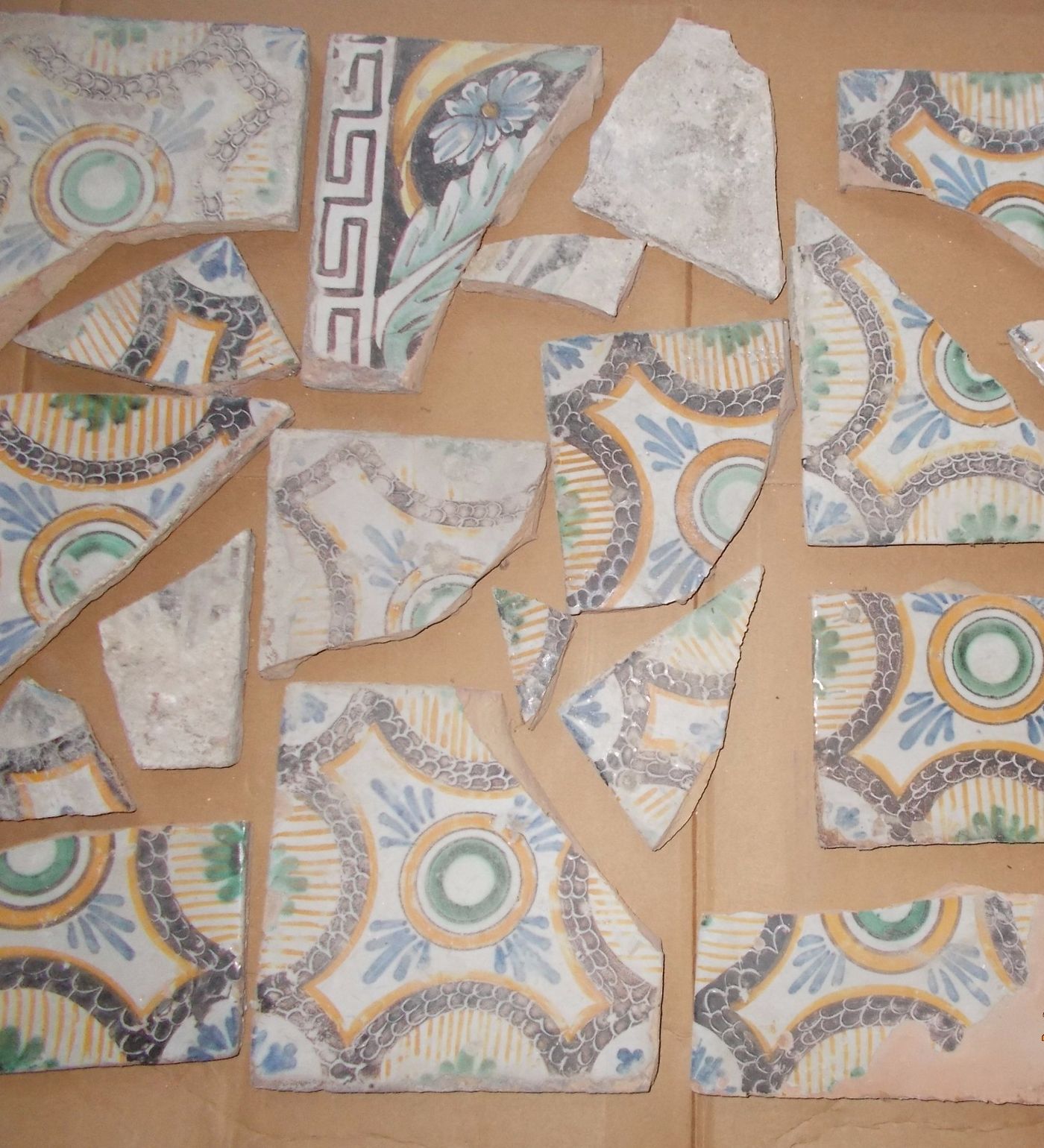 Arte, Artigianato, Ceramiche, Maioliche, Riggiole: Insieme Di Antichi Frammenti Utili