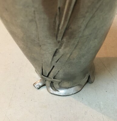 Vaso In Peltro In Stile Liberty Decorato A Rilievo