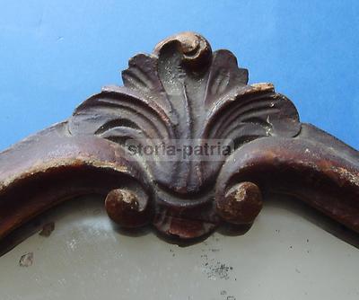 Piccola Specchiera In Stile Con Cornice Intagliata