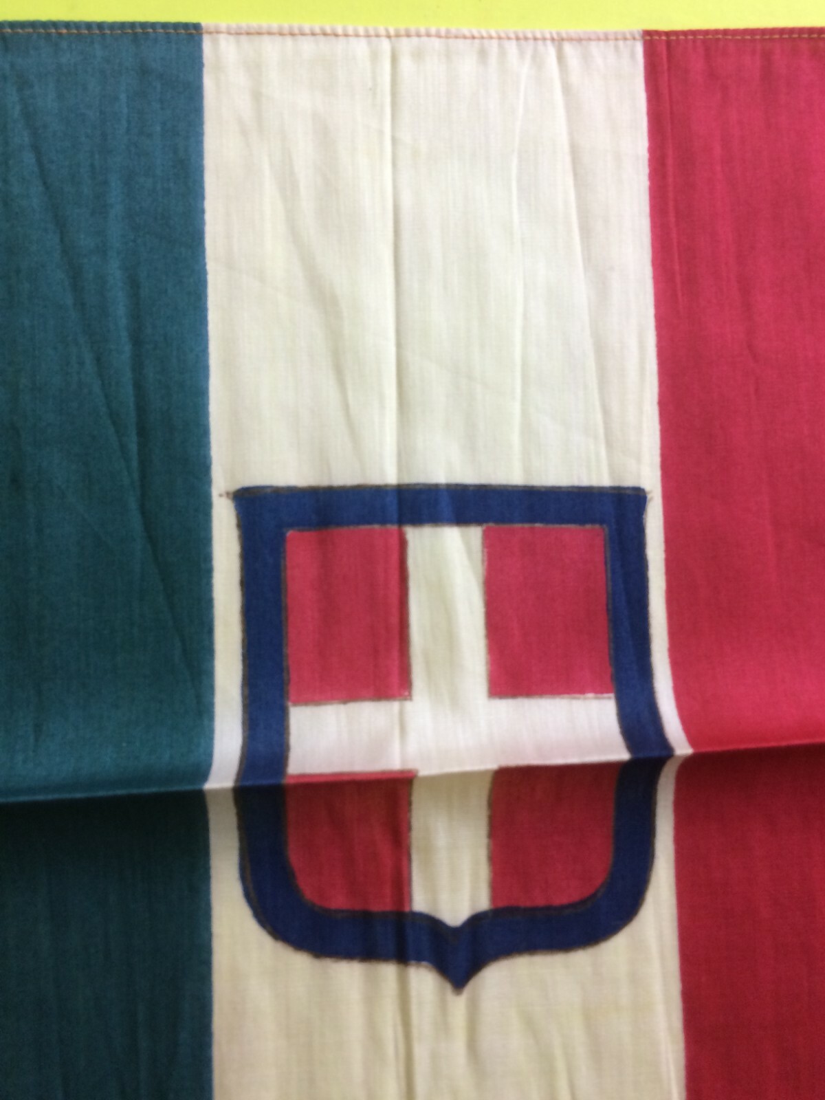 Militaria, Araldica, Bandiera Tricolore Con Stemma Sabaudo, Puglia