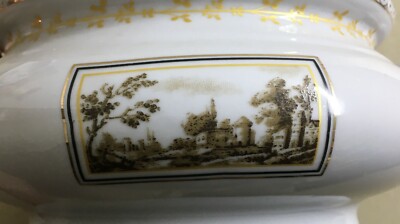Decorativo Soprammobile: Zuppiera In Porcellana Con Paesaggi E Dorature