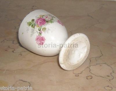 Antico Porta Uovo In Porcellana Con Decoro Floreale Policromo