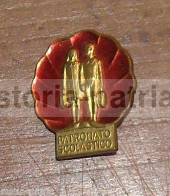 Distintivo Del Patronato Scolastico Con Allegoria Di Studenti
