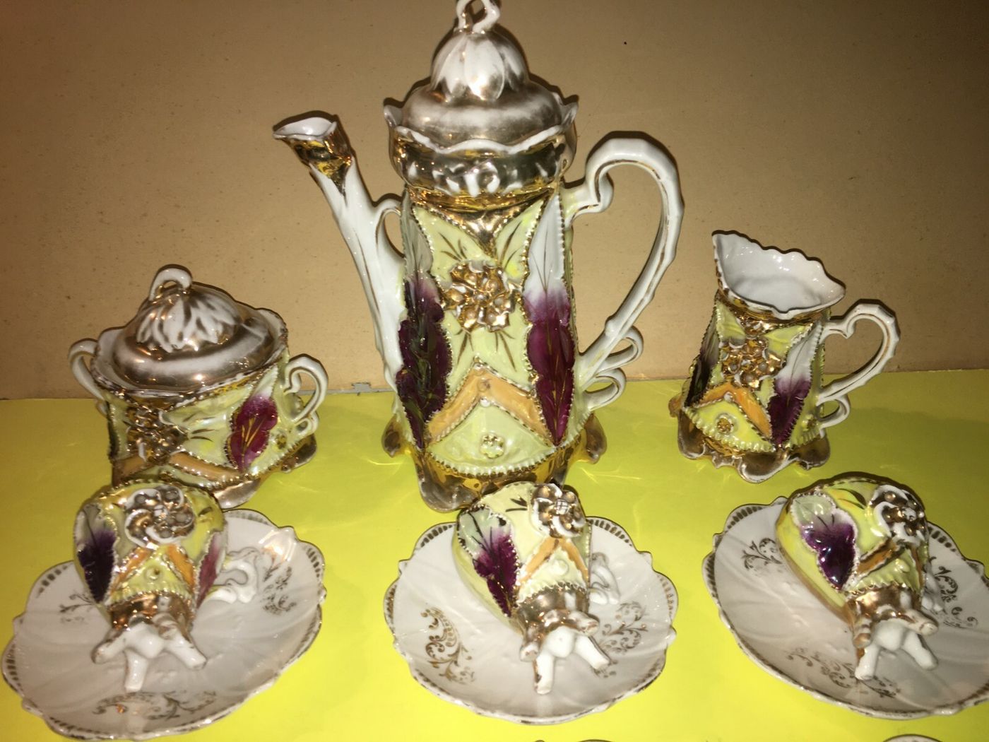 Elegante Servizio Da Caffè Con Decori Policromi E Dorati In Rilievo