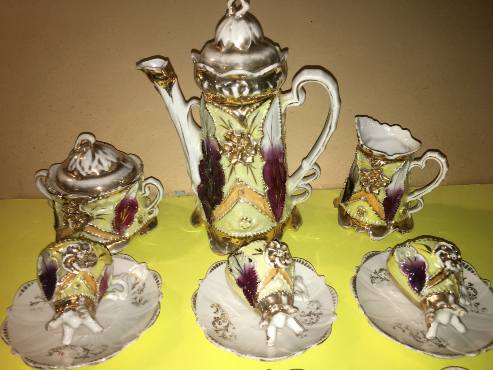 Elegante Servizio Da Caffè Con Decori Policromi E Dorati In Rilievo