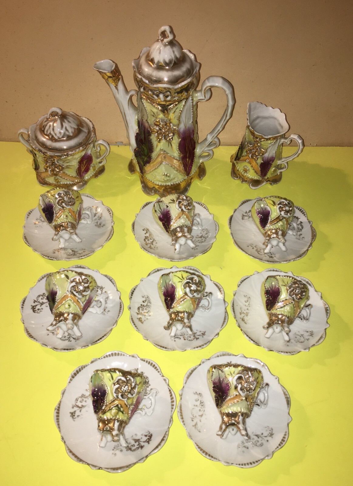 Elegante Servizio Da Caffè Con Decori Policromi E Dorati In Rilievo