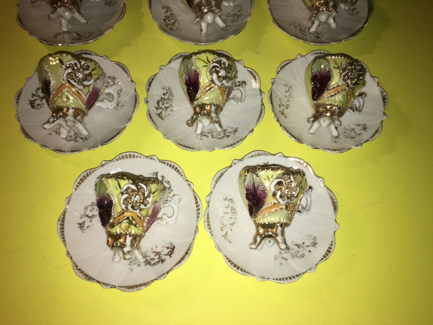 Elegante Servizio Da Caffè Con Decori Policromi E Dorati In Rilievo
