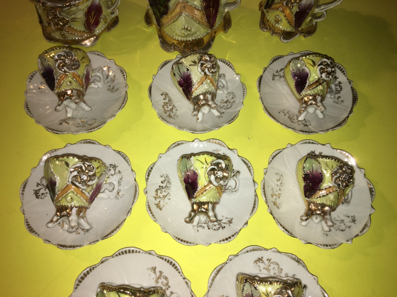 Elegante Servizio Da Caffè Con Decori Policromi E Dorati In Rilievo