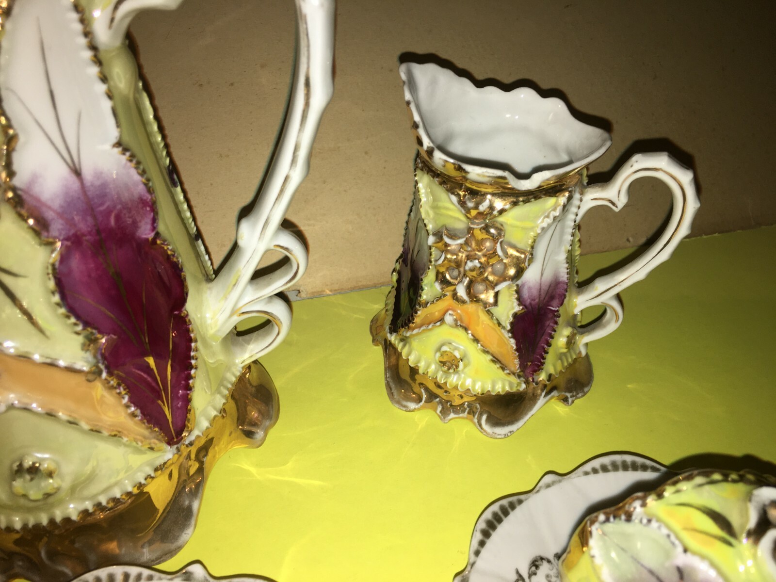 Elegante Servizio Da Caffè Con Decori Policromi E Dorati In Rilievo
