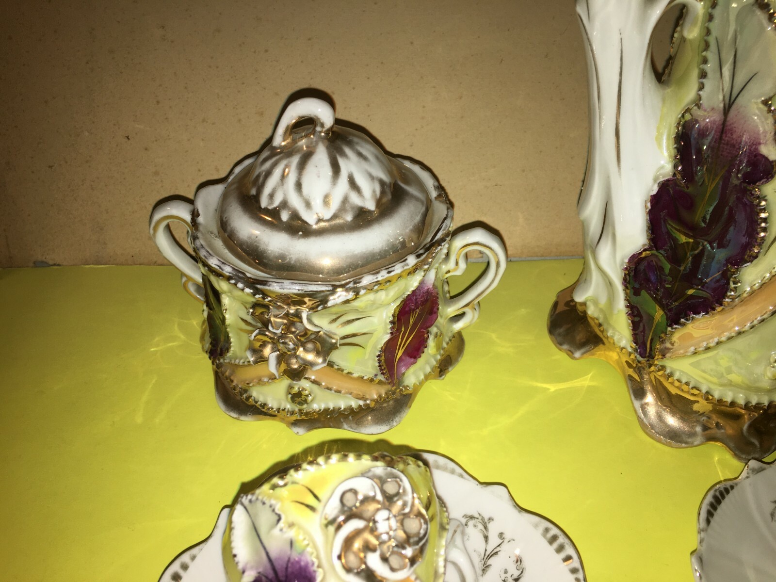 Elegante Servizio Da Caffè Con Decori Policromi E Dorati In Rilievo