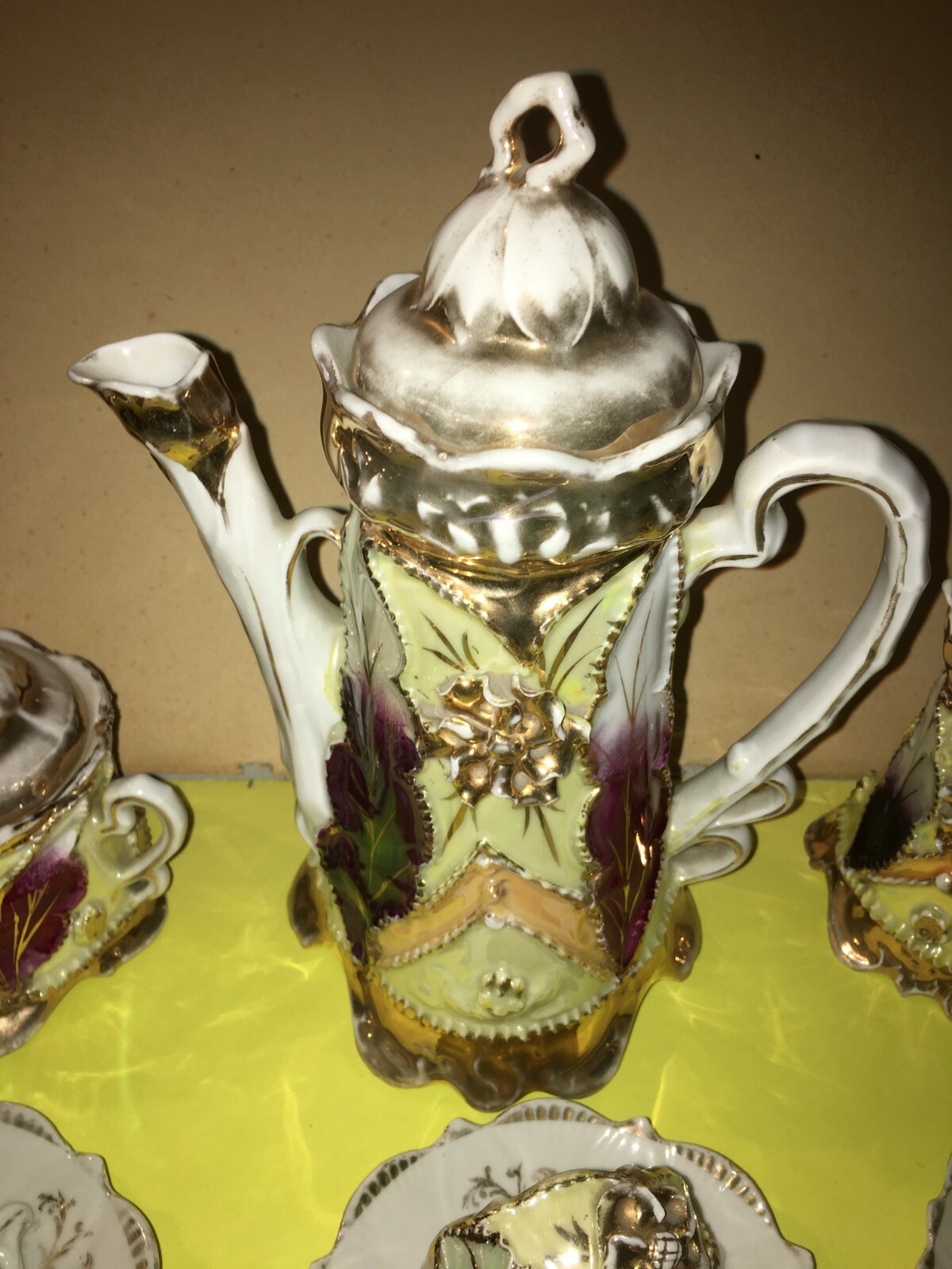 Elegante Servizio Da Caffè Con Decori Policromi E Dorati In Rilievo