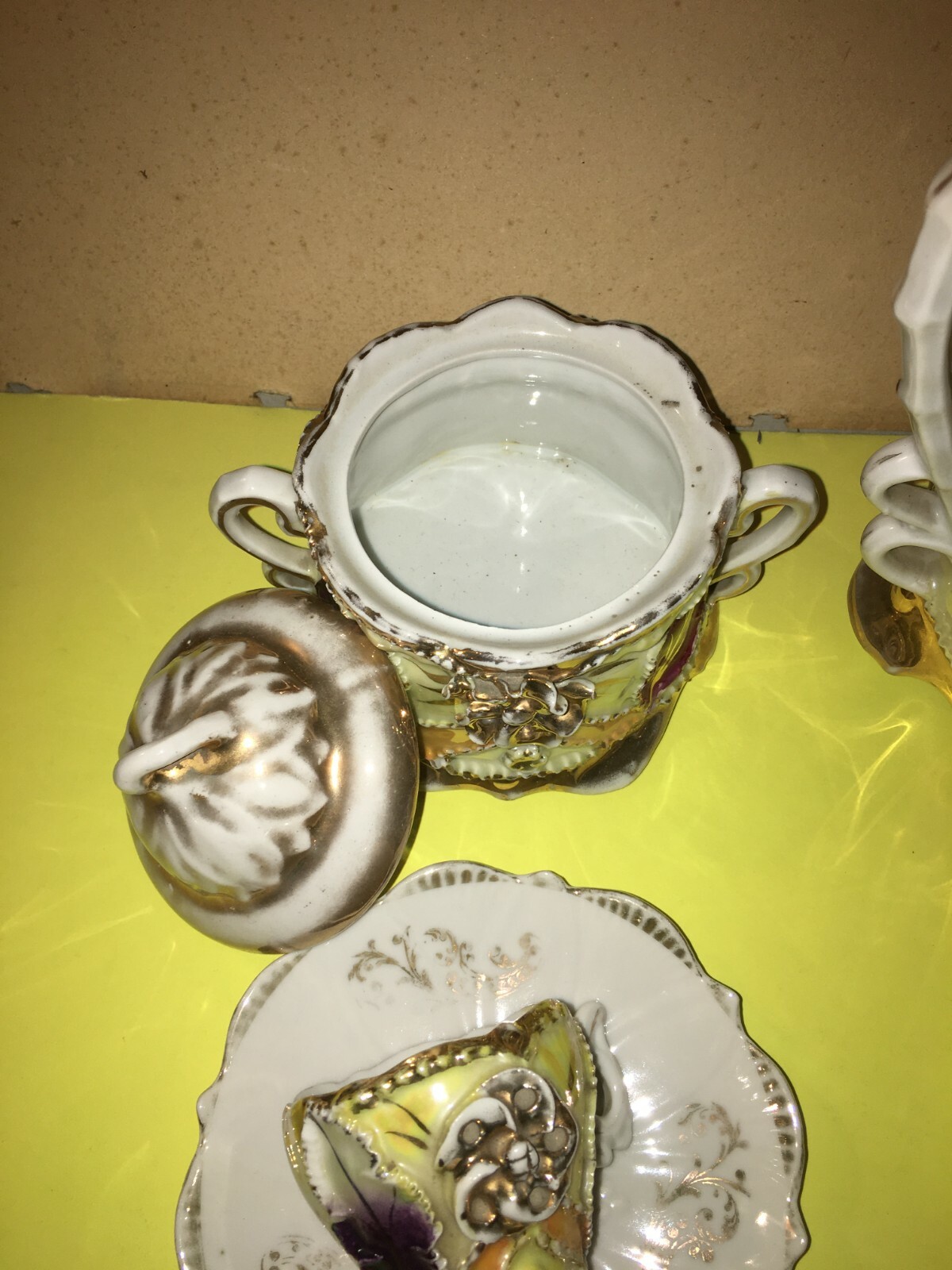 Elegante Servizio Da Caffè Con Decori Policromi E Dorati In Rilievo