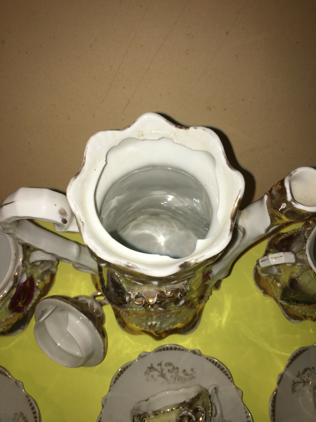 Elegante Servizio Da Caffè Con Decori Policromi E Dorati In Rilievo