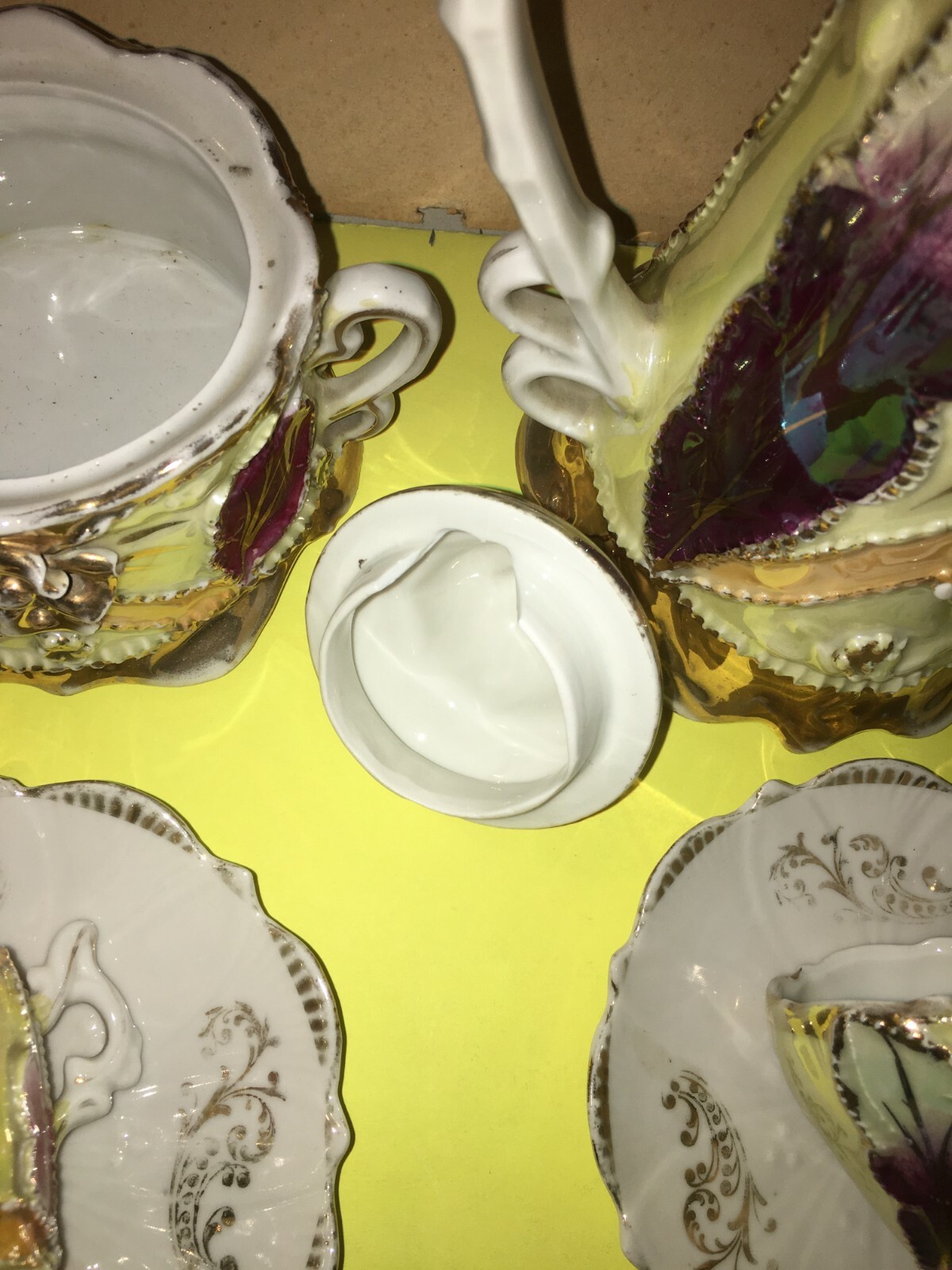 Elegante Servizio Da Caffè Con Decori Policromi E Dorati In Rilievo