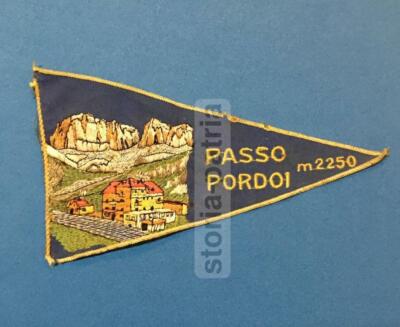 Passo Pordoi. Bandierina Ricamata Pubblicitaria Di Albergo Montano