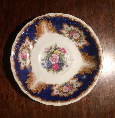 Piattino In Porcellana Con Decorazione Floreale E Marchio Royal