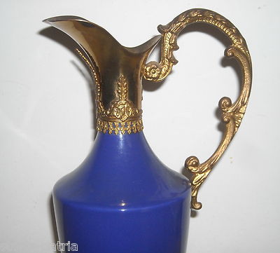 Stock Liquori: Bottiglia Da Collezione, Anfora In Ceramica Con Fregi Dorati Artistici