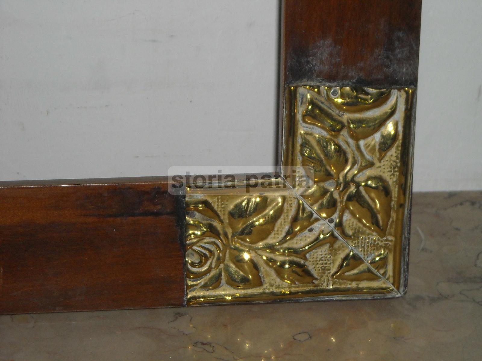 Antica Cornice Decorativa In Legno Con Applicazioni Floreali E Sbalzi Metallici