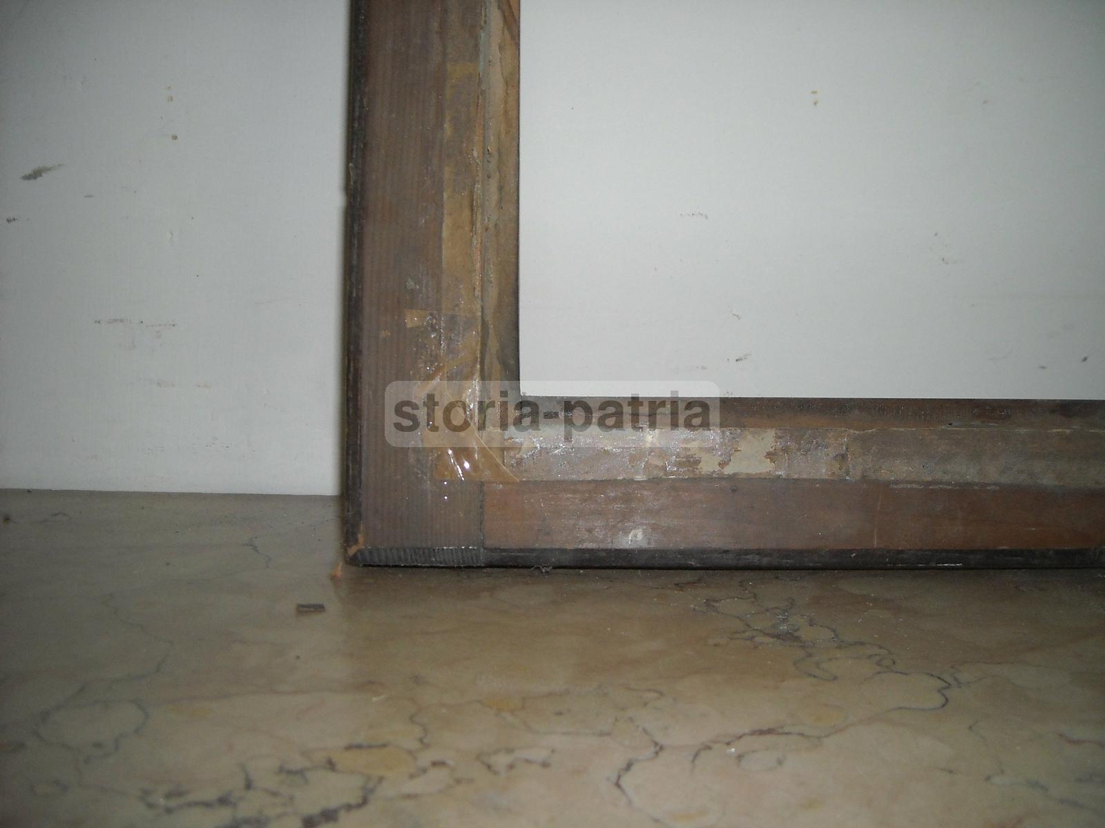 Antica Cornice Decorativa In Legno Con Applicazioni Floreali E Sbalzi Metallici