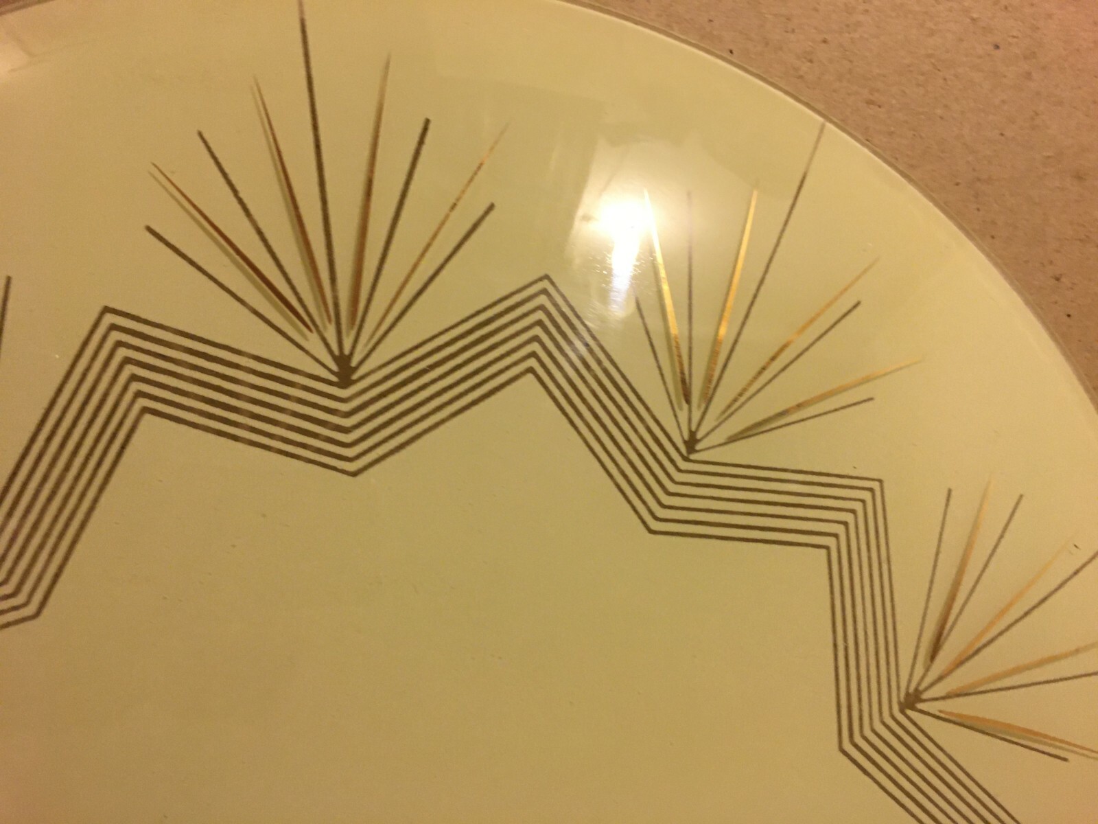 Modernariato Design: Coppa Per Lampada In Vetro Satinato E Dorato Con Decoro Geometrico