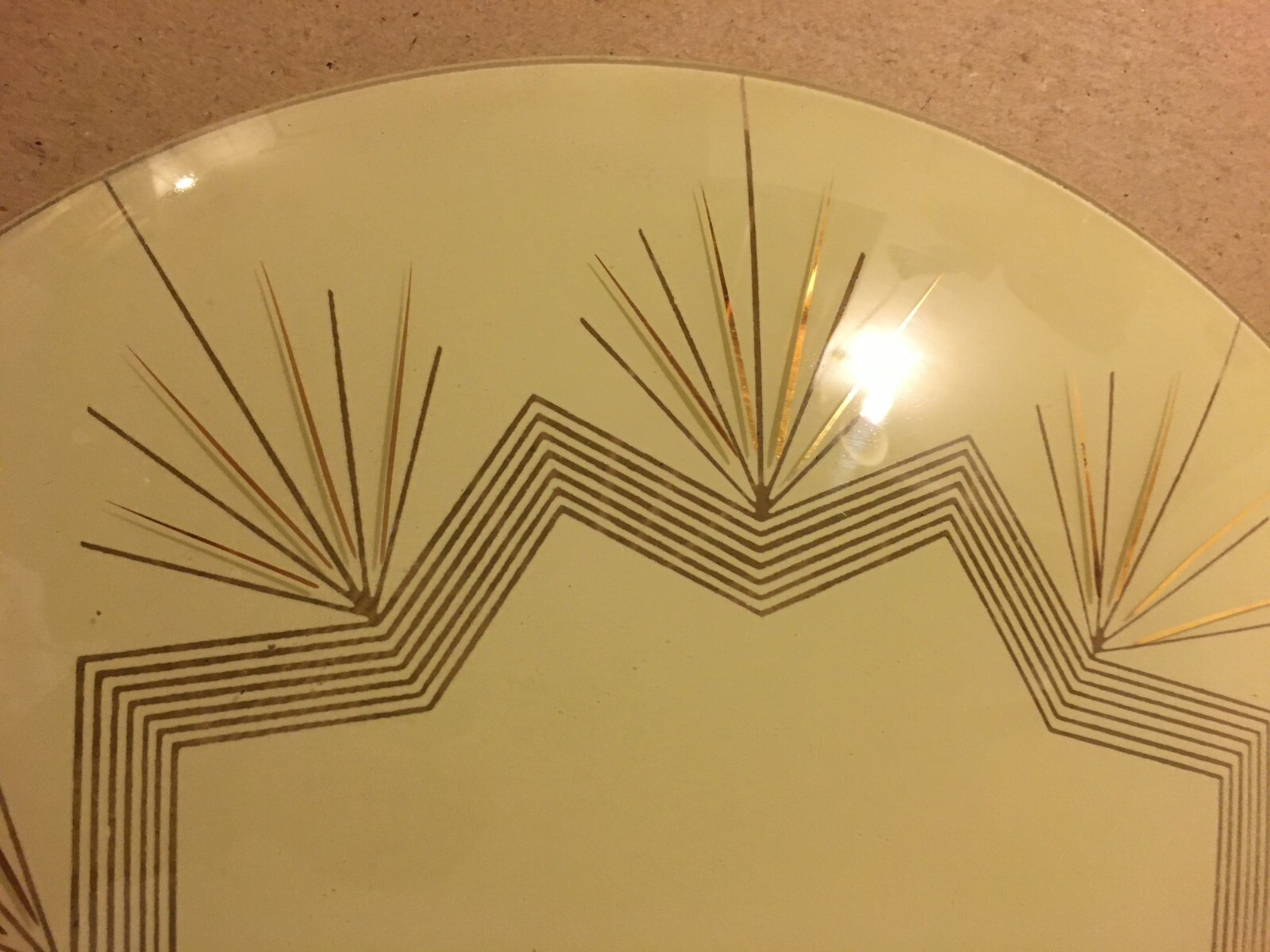 Modernariato Design: Coppa Per Lampada In Vetro Satinato E Dorato Con Decoro Geometrico