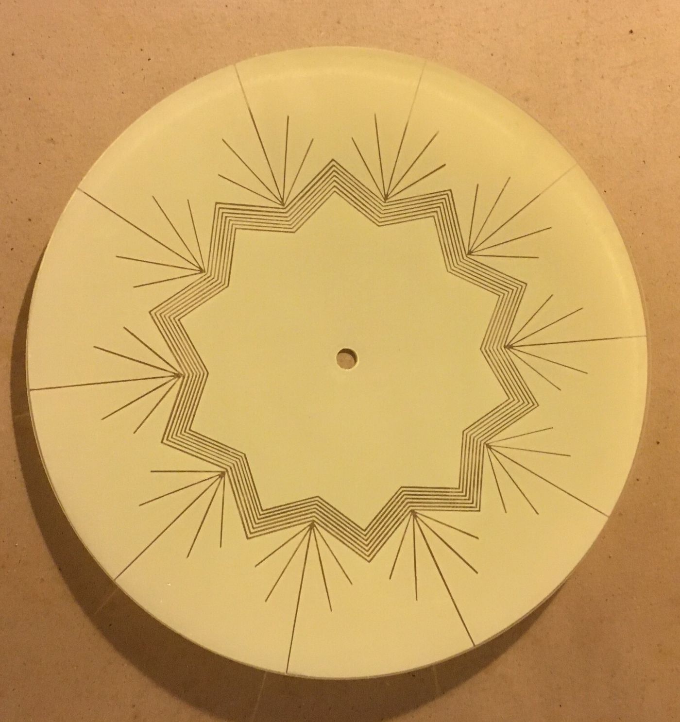 Modernariato Design: Coppa Per Lampada In Vetro Satinato E Dorato Con Decoro Geometrico