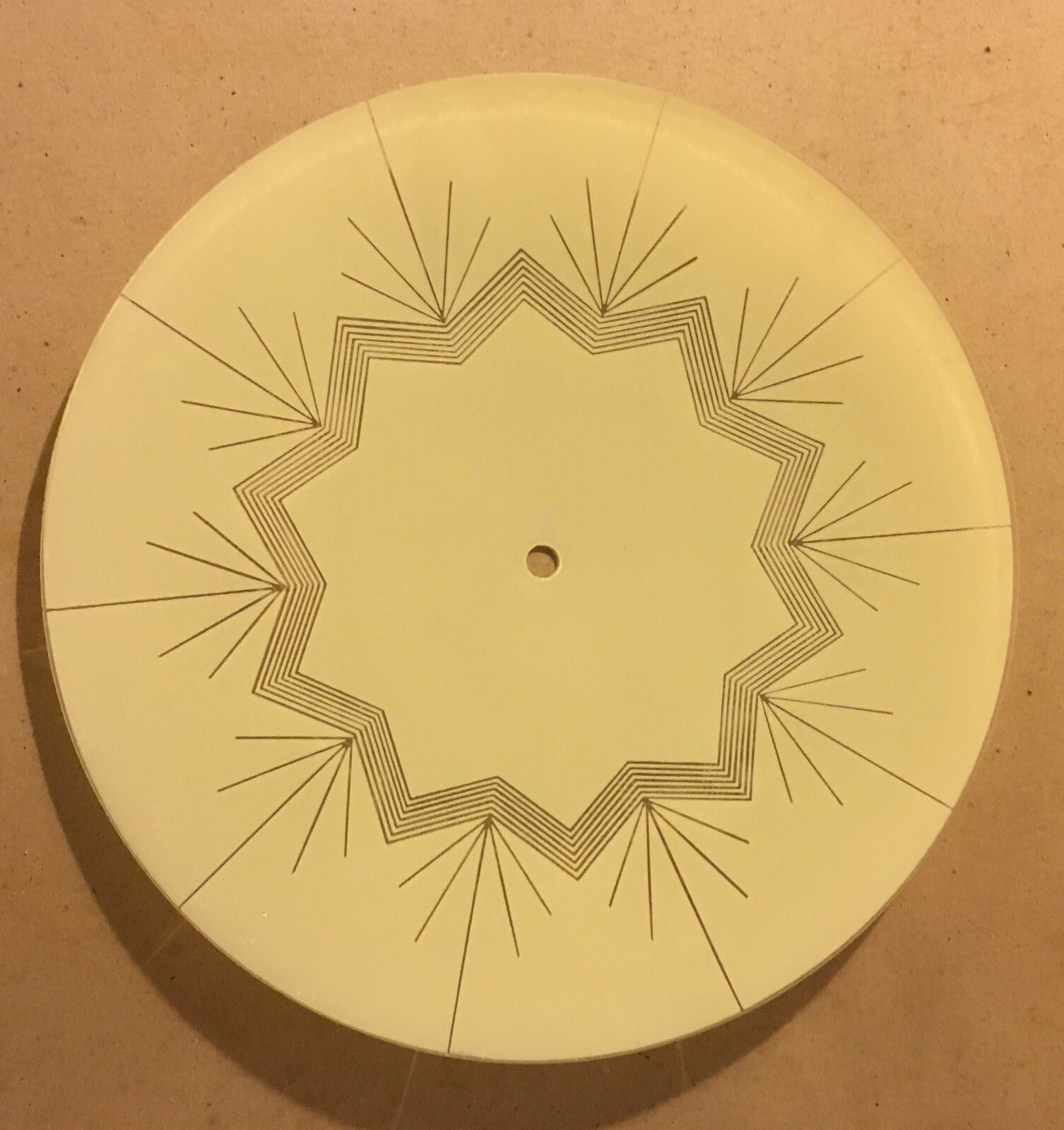 Modernariato Design: Coppa Per Lampada In Vetro Satinato E Dorato Con Decoro Geometrico