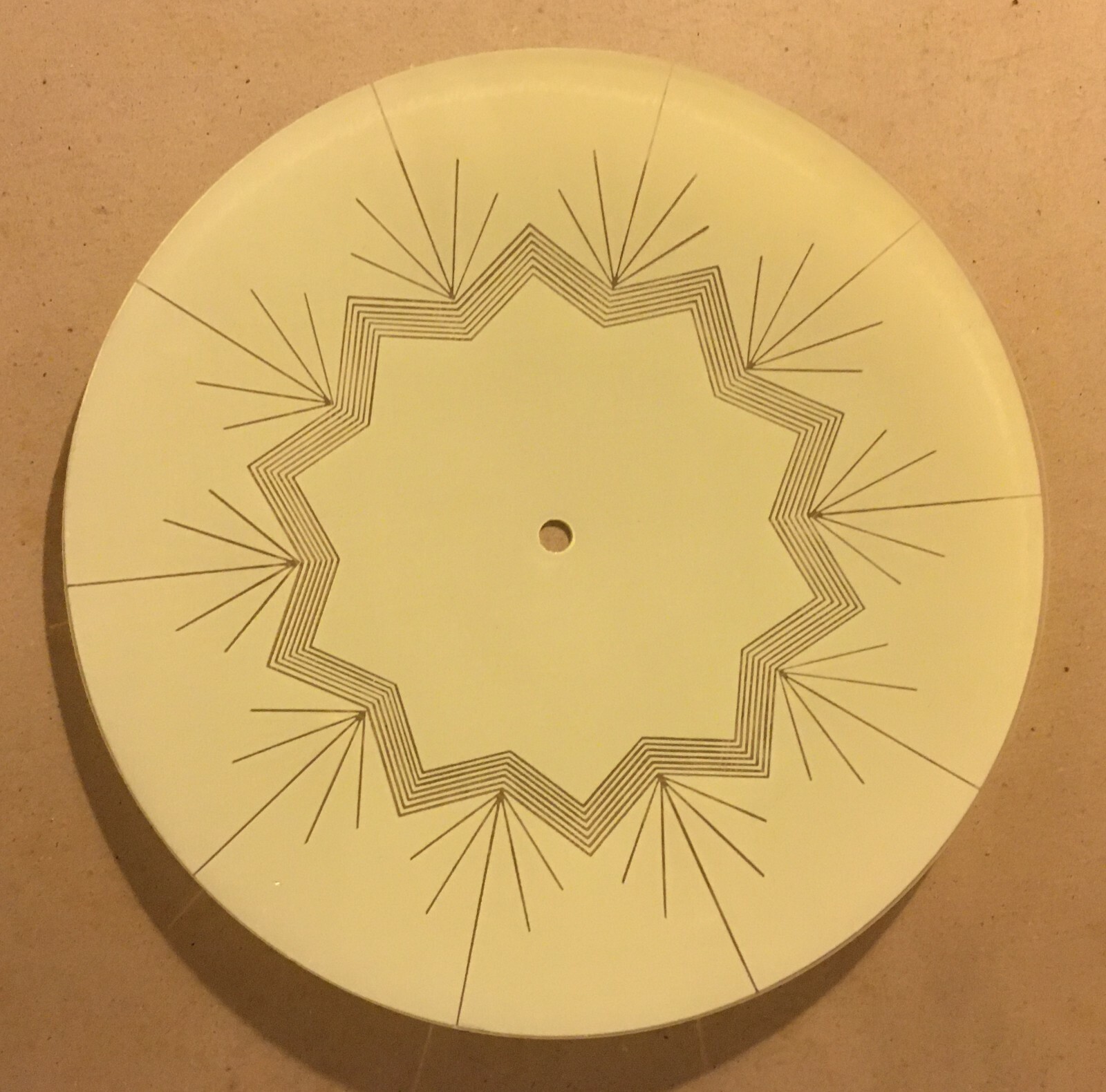 Modernariato Design: Coppa Per Lampada In Vetro Satinato E Dorato Con Decoro Geometrico